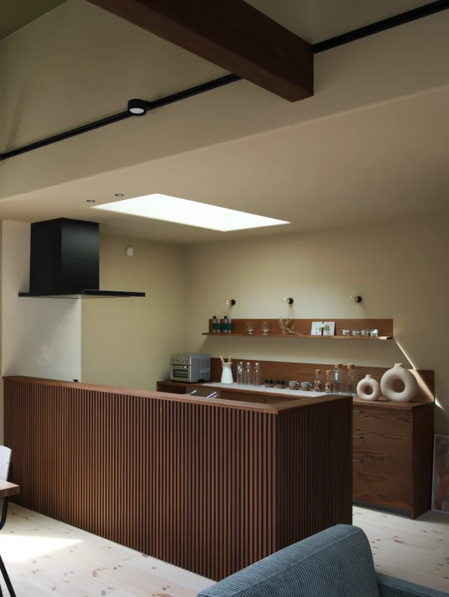 要素を整理する

hospitality housing

-おもてなしの心を住まいにも-

自然と調和しながら、住まう人々を優しく包み込んでくれる住まい。
それこそが、時を経ても変わらない普遍的な本当の心地良さを育んでくれると考えています。

心を穏やかにしながら、ゆっくりと大切な時間を住み重ねられる、それが私たちイロハの家づくりです。

—————————————

■iroha (@iroha_architects)
奈良県奈良市西木辻町200-23
Tel: 0742-26-7111

—————————————

■モデルハウス
奈良県生駒市 「生駒の家」

ご来場予約はHPまたはお電話にて受け付けております。

—————————————

■施工エリア
奈良県、京都府南部、大阪東部、滋賀県南部、三重県南部など

—————————————
#2階建て #2階リビング #建築 #注文住宅 #キッチン