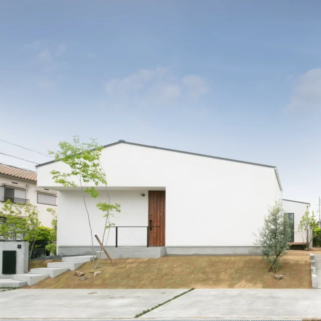 上質に、潔く

hospitality housing

-おもてなしの心を住まいにも-

自然と調和しながら、住まう人々を優しく包み込んでくれる住まい。
それこそが、時を経ても変わらない普遍的な本当の心地良さを育んでくれると考えています。

心を穏やかにしながら、ゆっくりと大切な時間を住み重ねられる、それが私たちイロハの家づくりです。

—————————————

■iroha (@iroha_architects)
奈良県奈良市西木辻町200-23
Tel: 0742-26-7111

—————————————

■モデルハウス
奈良県生駒市 「生駒の家」

ご来場予約はHPまたはお電話にて受け付けております。

—————————————

■施工エリア
奈良県、京都府南部、大阪東部、滋賀県南部、三重県南部など

—————————————
#漆喰 #平屋 #建築 #注文住宅 #外観