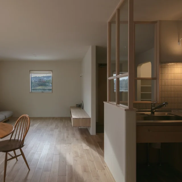 景色を切り取る

hospitality housing

-おもてなしの心を住まいにも-

自然と調和しながら、住まう人々を優しく包み込んでくれる住まい。
それこそが、時を経ても変わらない普遍的な本当の心地良さを育んでくれると考えています。

心を穏やかにしながら、ゆっくりと大切な時間を住み重ねられる、それが私たちイロハの家づくりです。

—————————————

■iroha (@iroha_architects)
奈良県奈良市西木辻町200-23
Tel: 0742-26-7111

—————————————

■モデルハウス
奈良県生駒市 「生駒の家」

ご来場予約はHPまたはお電話にて受け付けております。

—————————————

■施工エリア
奈良県、京都府南部、大阪東部、滋賀県南部、三重県南部など

—————————————
#塗り壁 #平屋 #建築 #注文住宅 #リビング