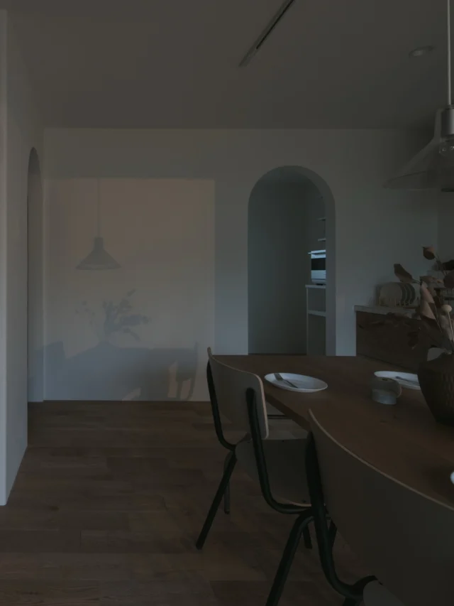 表情を変える

hospitality housing

-おもてなしの心を住まいにも-

自然と調和しながら、住まう人々を優しく包み込んでくれる住まい。
それこそが、時を経ても変わらない普遍的な本当の心地良さを育んでくれると考えています。

心を穏やかにしながら、ゆっくりと大切な時間を住み重ねられる、それが私たちイロハの家づくりです。

—————————————

■iroha (@iroha_architects)
奈良県奈良市西木辻町200-23
Tel: 0742-26-7111

—————————————

■モデルハウス
奈良県生駒市 「生駒の家」

ご来場予約はHPまたはお電話にて受け付けております。

—————————————

■施工エリア
奈良県、京都府南部、大阪東部、滋賀県南部、三重県南部など

—————————————
#塗り壁 #平屋 #建築 #注文住宅 #ダイニング