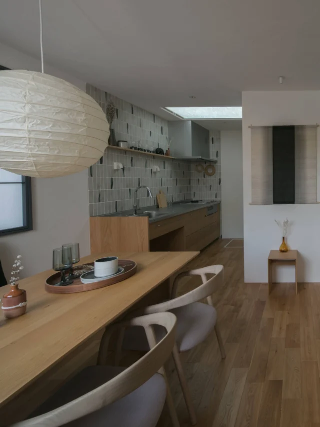 お気に入りの場所

hospitality housing

-おもてなしの心を住まいにも-

自然と調和しながら、住まう人々を優しく包み込んでくれる住まい。
それこそが、時を経ても変わらない普遍的な本当の心地良さを育んでくれると考えています。

心を穏やかにしながら、ゆっくりと大切な時間を住み重ねられる、それが私たちイロハの家づくりです。

—————————————

■iroha (@iroha_architects)
奈良県奈良市西木辻町200-23
Tel: 0742-26-7111

—————————————

■モデルハウス
奈良県生駒市 「生駒の家」

ご来場予約はHPまたはお電話にて受け付けております。

—————————————

■施工エリア
奈良県、京都府南部、大阪東部、滋賀県南部、三重県南部など

—————————————
#塗り壁 #平屋 #建築 #注文住宅 #造作キッチン