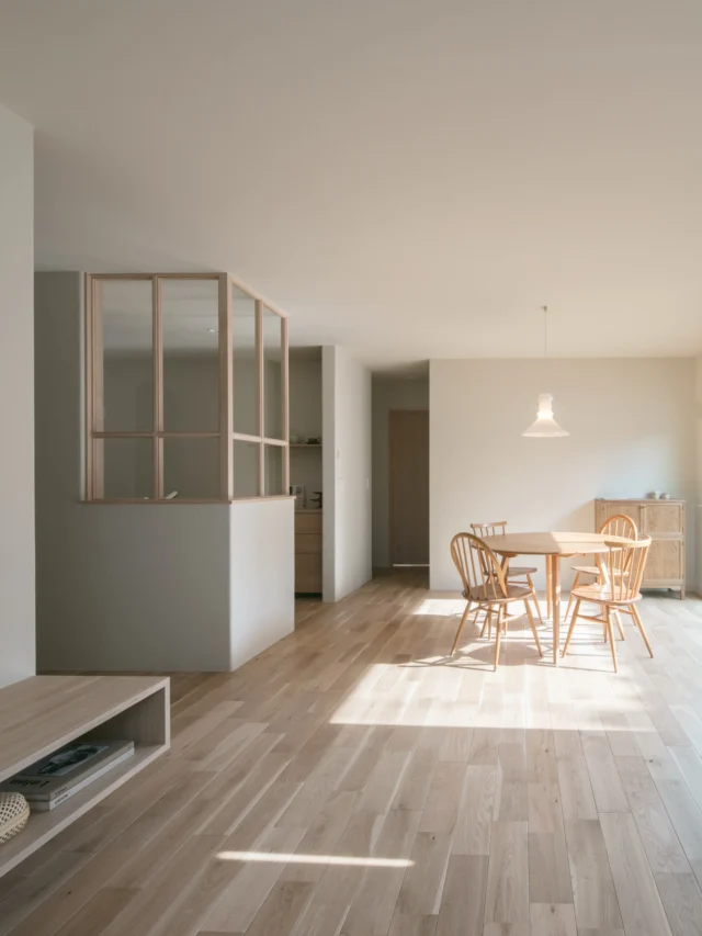 大切な人たちが集う場所

hospitality housing

-おもてなしの心を住まいにも-

自然と調和しながら、住まう人々を優しく包み込んでくれる住まい。
それこそが、時を経ても変わらない普遍的な本当の心地良さを育んでくれると考えています。

心を穏やかにしながら、ゆっくりと大切な時間を住み重ねられる、それが私たちイロハの家づくりです。

—————————————

■iroha (@iroha_architects)
奈良県奈良市西木辻町200-23
Tel: 0742-26-7111

—————————————

■モデルハウス
奈良県奈良市「西大寺の家」
奈良県生駒市 「生駒の家」

ご来場予約はHPまたはお電話にて受け付けております。

—————————————

■施工エリア
奈良県、京都府南部、大阪東部、滋賀県南部、三重県南部など

—————————————
#塗り壁 #リビング #建築 #注文住宅 #平屋