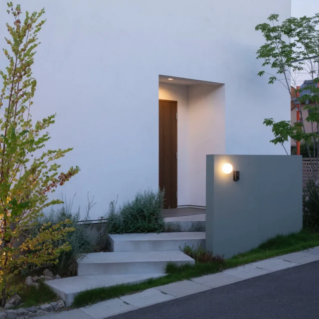 時間の移ろいとともに表情が変わる

hospitality housing

-おもてなしの心を住まいにも-

自然と調和しながら、住まう人々を優しく包み込んでくれる住まい。
それこそが、時を経ても変わらない普遍的な本当の心地良さを育んでくれると考えています。

心を穏やかにしながら、ゆっくりと大切な時間を住み重ねられる、それが私たちイロハの家づくりです。

—————————————

■iroha (@iroha_architects)
奈良県奈良市西木辻町200-23
Tel: 0742-26-7111

—————————————

■モデルハウス
奈良県奈良市「西大寺の家」
奈良県生駒市 「生駒の家」

ご来場予約はHPまたはお電話にて受け付けております。

—————————————

■施工エリア
奈良県、京都府南部、大阪東部、滋賀県南部、三重県南部など

—————————————
#塗り壁 #漆喰 #中庭 #注文住宅 #2階建て