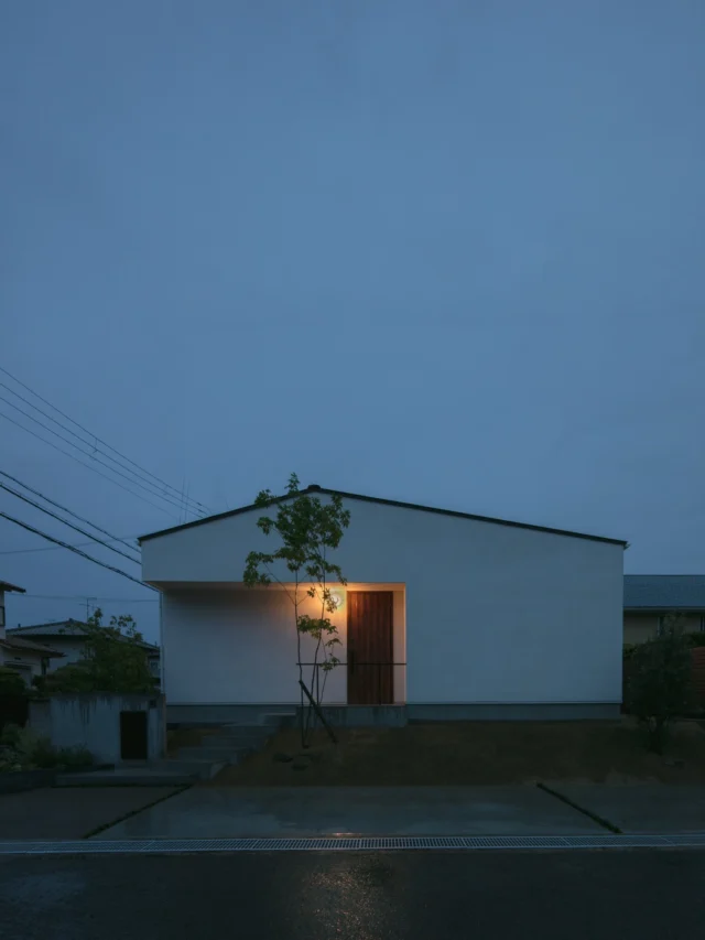 凛とした佇まい

hospitality housing

-おもてなしの心を住まいにも-

自然と調和しながら、住まう人々を優しく包み込んでくれる住まい。
それこそが、時を経ても変わらない普遍的な本当の心地良さを育んでくれると考えています。

心を穏やかにしながら、ゆっくりと大切な時間を住み重ねられる、それが私たちイロハの家づくりです。

—————————————

■iroha (@iroha_architects)
奈良県奈良市西木辻町200-23
Tel: 0742-26-7111

—————————————

■モデルハウス
奈良県奈良市「西大寺の家」
奈良県生駒市 「生駒の家」

ご来場予約はHPまたはお電話にて受け付けております。

—————————————

■施工エリア
奈良県、京都府南部、大阪東部、滋賀県南部、三重県南部など

—————————————
#塗り壁 #漆喰 #建築 #注文住宅 #平屋