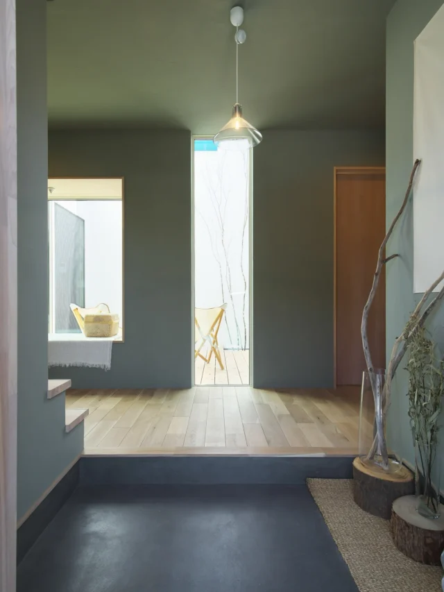 光の余白が生む、暮らしのゆとり

hospitality housing

-おもてなしの心を住まいにも-

自然と調和しながら、住まう人々を優しく包み込んでくれる住まい。
それこそが、時を経ても変わらない普遍的な本当の心地良さを育んでくれると考えています。

心を穏やかにしながら、ゆっくりと大切な時間を住み重ねられる、それが私たちイロハの家づくりです。

—————————————

■iroha (@iroha_architects)
奈良県奈良市西木辻町200-23
Tel: 0742-26-7111

—————————————

■モデルハウス
奈良県奈良市「西大寺の家」
奈良県生駒市 「生駒の家」

ご来場予約はHPまたはお電話にて受け付けております。

—————————————

■施工エリア
奈良県、京都府南部、大阪東部、滋賀県南部、三重県南部など

—————————————
#塗り壁 #玄関 #建築 #注文住宅 #中庭