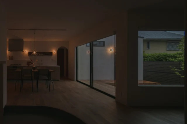 この上ないひと時

hospitality housing

-おもてなしの心を住まいにも-

自然と調和しながら、住まう人々を優しく包み込んでくれる住まい。
それこそが、時を経ても変わらない普遍的な本当の心地良さを育んでくれると考えています。

心を穏やかにしながら、ゆっくりと大切な時間を住み重ねられる、それが私たちイロハの家づくりです。

—————————————

■iroha (@iroha_architects)
奈良県奈良市西木辻町200-23
Tel: 0742-26-7111

—————————————

■モデルハウス
奈良県奈良市「西大寺の家」
奈良県生駒市 「生駒の家」

ご来場予約はHPまたはお電話にて受け付けております。

—————————————

■施工エリア
奈良県、京都府南部、大阪東部、滋賀県南部、三重県南部など

—————————————
#塗り壁 #リビング #建築 #注文住宅 #中庭