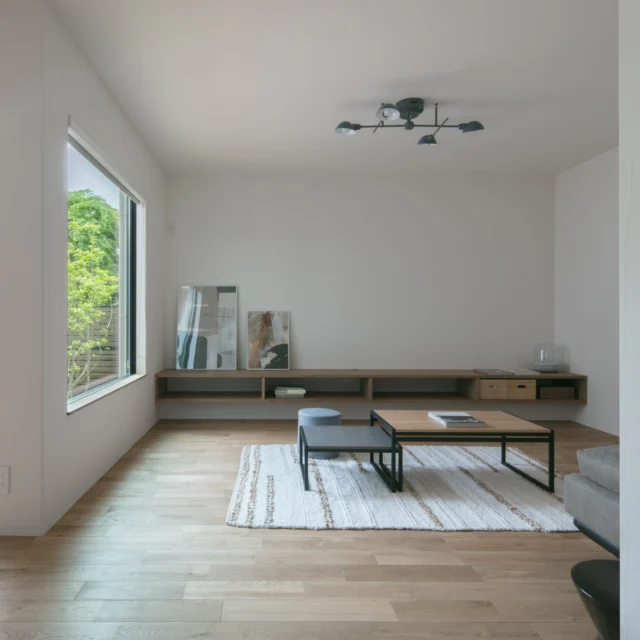 本質的な豊かさ

hospitality housing

-おもてなしの心を住まいにも-

自然と調和しながら、住まう人々を優しく包み込んでくれる住まい。
それこそが、時を経ても変わらない普遍的な本当の心地良さを育んでくれると考えています。

心を穏やかにしながら、ゆっくりと大切な時間を住み重ねられる、それが私たちイロハの家づくりです。

—————————————

■iroha (@iroha_architects)
奈良県奈良市西木辻町200-23
Tel: 0742-26-7111

—————————————

■モデルハウス
奈良県奈良市「西大寺の家」
奈良県生駒市 「生駒の家」

ご来場予約はHPまたはお電話にて受け付けております。

—————————————

■施工エリア
奈良県、京都府南部、大阪東部、滋賀県南部、三重県南部など

—————————————
#塗り壁 #リビング #建築 #注文住宅 #中庭