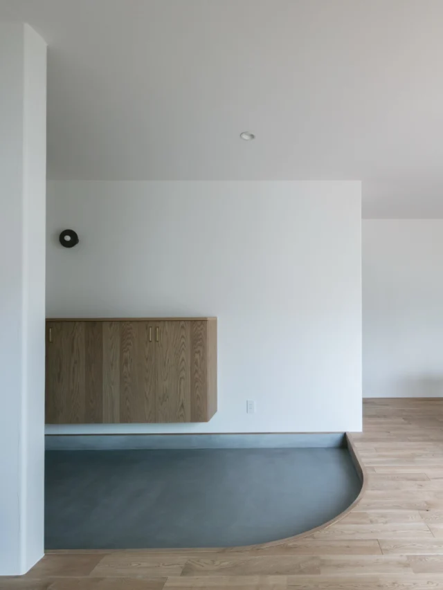 柔らかさを生む

hospitality housing

-おもてなしの心を住まいにも-

自然と調和しながら、住まう人々を優しく包み込んでくれる住まい。
それこそが、時を経ても変わらない普遍的な本当の心地良さを育んでくれると考えています。

心を穏やかにしながら、ゆっくりと大切な時間を住み重ねられる、それが私たちイロハの家づくりです。

—————————————

■iroha (@iroha_architects)
奈良県奈良市西木辻町200-23
Tel: 0742-26-7111

—————————————

■モデルハウス
奈良県奈良市「西大寺の家」
奈良県生駒市 「生駒の家」

ご来場予約はHPまたはお電話にて受け付けております。

—————————————

■施工エリア
奈良県、京都府南部、大阪東部、滋賀県南部、三重県南部など

—————————————
#塗り壁 #玄関 #建築 #注文住宅 #平屋