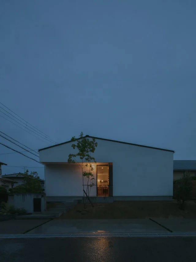 凛とした佇まい

hospitality housing

-おもてなしの心を住まいにも-

自然と調和しながら、住まう人々を優しく包み込んでくれる住まい。
それこそが、時を経ても変わらない普遍的な本当の心地良さを育んでくれると考えています。

心を穏やかにしながら、ゆっくりと大切な時間を住み重ねられる、それが私たちイロハの家づくりです。

—————————————

■iroha (@iroha_architects)
奈良県奈良市西木辻町200-23
Tel: 0742-26-7111

—————————————

■モデルハウス
奈良県奈良市「西大寺の家」
奈良県生駒市 「生駒の家」

ご来場予約はHPまたはお電話にて受け付けております。

—————————————

■施工エリア
奈良県、京都府南部、大阪東部、滋賀県南部、三重県南部など

—————————————
#塗り壁 #平屋 #建築 #注文住宅 #外観