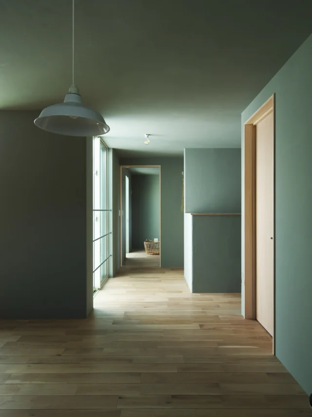 静けさと透明感の共存

hospitality housing

-おもてなしの心を住まいにも-

自然と調和しながら、住まう人々を優しく包み込んでくれる住まい。
それこそが、時を経ても変わらない普遍的な本当の心地良さを育んでくれると考えています。

心を穏やかにしながら、ゆっくりと大切な時間を住み重ねられる、それが私たちイロハの家づくりです。

—————————————

■iroha (@iroha_architects)
奈良県奈良市西木辻町200-23
Tel: 0742-26-7111

—————————————

■モデルハウス
奈良県奈良市「西大寺の家」
奈良県生駒市 「生駒の家」

ご来場予約はHPまたはお電話にて受け付けております。

—————————————

■施工エリア
奈良県、京都府南部、大阪東部、滋賀県南部、三重県南部など

—————————————
#塗り壁 #2階建て #建築 #注文住宅 #廊下