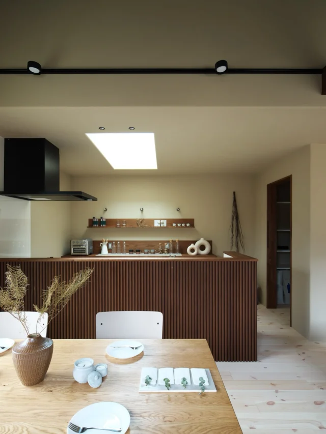 心踊る空間

hospitality housing

-おもてなしの心を住まいにも-

自然と調和しながら、住まう人々を優しく包み込んでくれる住まい。
それこそが、時を経ても変わらない普遍的な本当の心地良さを育んでくれると考えています。

心を穏やかにしながら、ゆっくりと大切な時間を住み重ねられる、それが私たちイロハの家づくりです。

—————————————

■iroha (@iroha_architects)
奈良県奈良市西木辻町200-23
Tel: 0742-26-7111

—————————————

■モデルハウス
奈良県奈良市「西大寺の家」
奈良県生駒市 「生駒の家」

ご来場予約はHPまたはお電話にて受け付けております。

—————————————

■施工エリア
奈良県、京都府南部、大阪東部、滋賀県南部、三重県南部など

—————————————
#塗り壁 #造作キッチン #建築 #注文住宅 #天窓