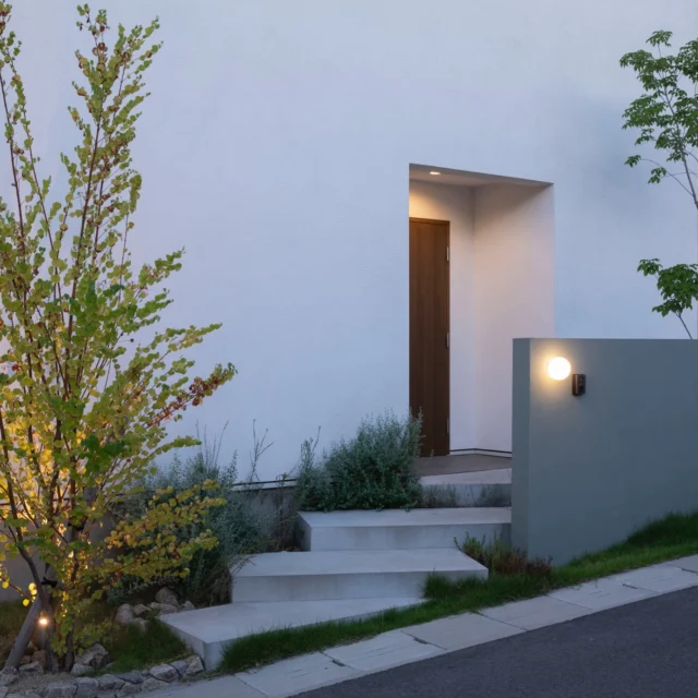 表情を変える

hospitality housing

-おもてなしの心を住まいにも-

自然と調和しながら、住まう人々を優しく包み込んでくれる住まい。
それこそが、時を経ても変わらない普遍的な本当の心地良さを育んでくれると考えています。

心を穏やかにしながら、ゆっくりと大切な時間を住み重ねられる、それが私たちイロハの家づくりです。

—————————————

■iroha (@iroha_architects)
奈良県奈良市西木辻町200-23
Tel: 0742-26-7111

—————————————

■モデルハウス
奈良県奈良市「西大寺の家」
奈良県生駒市 「生駒の家」

ご来場予約はHPまたはお電話にて受け付けております。

—————————————

■施工エリア
奈良県、京都府南部、大阪東部、滋賀県南部、三重県南部など

—————————————
#外構 #漆喰 #建築 #注文住宅 #外観