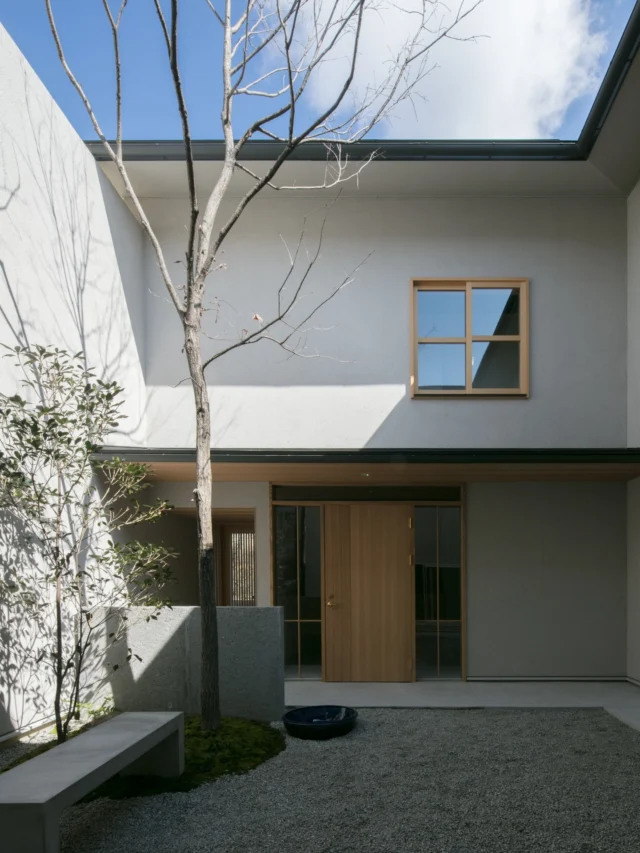 鳥のように住まう

hospitality housing

-おもてなしの心を住まいにも-

自然と調和しながら、住まう人々を優しく包み込んでくれる住まい。
それこそが、時を経ても変わらない普遍的な本当の心地良さを育んでくれると考えています。

心を穏やかにしながら、ゆっくりと大切な時間を住み重ねられる、それが私たちイロハの家づくりです。

—————————————

■iroha (@iroha_architects)
奈良県奈良市西木辻町200-23
Tel: 0742-26-7111

—————————————

■モデルハウス
奈良県奈良市「西大寺の家」
奈良県生駒市 「生駒の家」

ご来場予約はHPまたはお電話にて受け付けております。

—————————————

■施工エリア
奈良県、京都府南部、大阪東部、滋賀県南部、三重県南部など

—————————————
#塗り壁 #2階リビング #建築 #注文住宅 #中庭