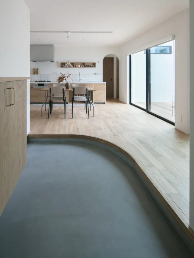 温もりを感じる住まい

hospitality housing

-おもてなしの心を住まいにも-

自然と調和しながら、住まう人々を優しく包み込んでくれる住まい。
それこそが、時を経ても変わらない普遍的な本当の心地良さを育んでくれると考えています。

心を穏やかにしながら、ゆっくりと大切な時間を住み重ねられる、それが私たちイロハの家づくりです。

—————————————

■iroha (@iroha_architects)
奈良県奈良市西木辻町200-23
Tel: 0742-26-7111

—————————————

■モデルハウス
奈良県奈良市「西大寺の家」
奈良県生駒市 「生駒の家」

ご来場予約はHPまたはお電話にて受け付けております。

—————————————

■施工エリア
奈良県、京都府南部、大阪東部、滋賀県南部、三重県南部など

—————————————
#中庭のある家 #塗り壁 #建築 #注文住宅 #平屋