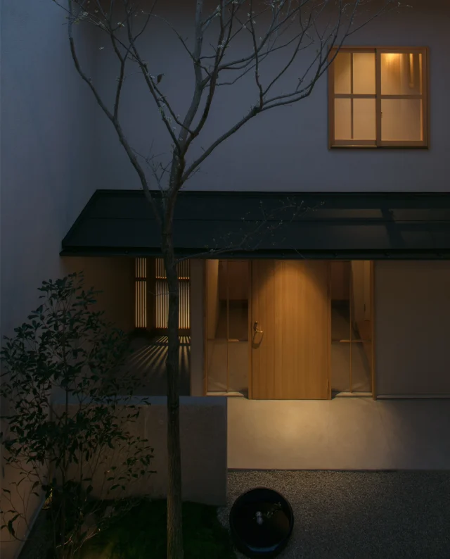 人目を気にしない生活

hospitality housing

-おもてなしの心を住まいにも-

自然と調和しながら、住まう人々を優しく包み込んでくれる住まい。
それこそが、時を経ても変わらない普遍的な本当の心地良さを育んでくれると考えています。

心を穏やかにしながら、ゆっくりと大切な時間を住み重ねられる、それが私たちイロハの家づくりです。

—————————————

■iroha (@iroha_architects)
奈良県奈良市西木辻町200-23
Tel: 0742-26-7111

—————————————

■モデルハウス
奈良県奈良市「西大寺の家」
奈良県生駒市 「生駒の家」

ご来場予約はHPまたはお電話にて受け付けております。

—————————————

■施工エリア
奈良県、京都府南部、大阪東部、滋賀県南部、三重県南部など

—————————————
#中庭 #塗り壁 #建築 #注文住宅 #玄関