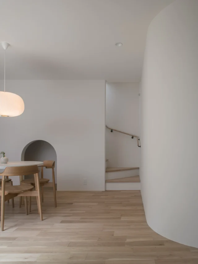美しい暮らし

hospitality housing

-おもてなしの心を住まいにも-

自然と調和しながら、住まう人々を優しく包み込んでくれる住まい。
それこそが、時を経ても変わらない普遍的な本当の心地良さを育んでくれると考えています。

心を穏やかにしながら、ゆっくりと大切な時間を住み重ねられる、それが私たちイロハの家づくりです。

—————————————

■iroha (@iroha_architects)
奈良県奈良市西木辻町200-23
Tel: 0742-26-7111

—————————————

■モデルハウス
奈良県奈良市「西大寺の家」

ご来場予約はHPまたはお電話にて受け付けております。

—————————————

■施工エリア
奈良県、京都府南部、大阪東部、滋賀県南部、三重県南部など

—————————————
#r壁 #塗り壁 #建築 #注文住宅 #リビング