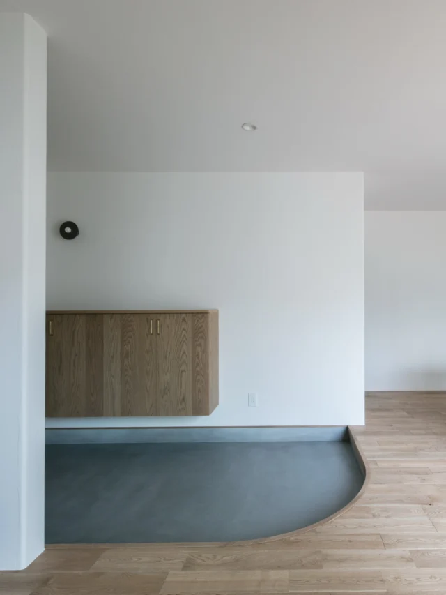 帰りを待つ 

ー
hospitality housing

-おもてなしの心を住まいにも-

自然と調和しながら、住まう人々を優しく包み込んでくれる住まい。
それこそが、時を経ても変わらない普遍的な本当の心地良さを育んでくれると考えています。

心を穏やかにしながら、ゆっくりと大切な時間を住み重ねられる、それが私たちイロハの家づくりです。

—————————————

■iroha (@iroha_architects)
奈良県奈良市西木辻町200-23
Tel: 0742-26-7111

—————————————

■モデルハウス
奈良県奈良市「西大寺の家」
奈良県生駒市「生駒スタジオ」

ご来場予約はHPまたはお電話にて受け付けております。

—————————————

■施工エリア
奈良県、京都府南部、大阪東部、滋賀県南部、三重県南部など

—————————————
#塗り壁 #珪藻土 #建築 #注文住宅 #玄関