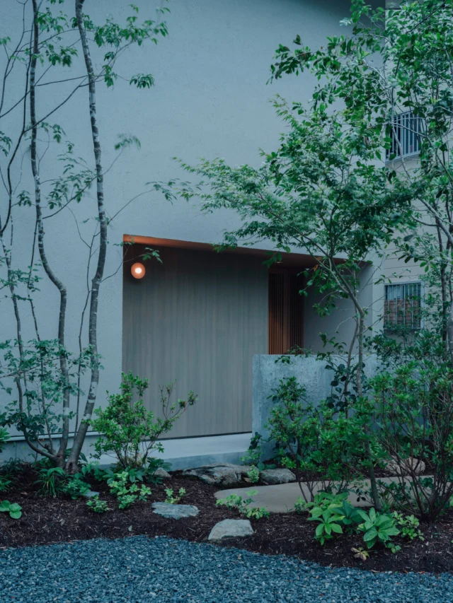 帰りたくなる住まい

photo @tatsuyatabii 

ー
hospitality housing

-おもてなしの心を住まいにも-

自然と調和しながら、住まう人々を優しく包み込んでくれる住まい。
それこそが、時を経ても変わらない普遍的な本当の心地良さを育んでくれると考えています。

心を穏やかにしながら、ゆっくりと大切な時間を住み重ねられる、それが私たちイロハの家づくりです。

—————————————

■iroha (@iroha_architects)
奈良県奈良市西木辻町200-23
Tel: 0742-26-7111

—————————————

■モデルハウス
奈良県奈良市「西大寺の家」

ご来場予約はHPまたはお電話にて受け付けております。

—————————————

■施工エリア
奈良県、京都府南部、大阪東部、滋賀県南部、三重県南部など

—————————————
#塗り壁 #外構デザイン #建築 #注文住宅 #外観
