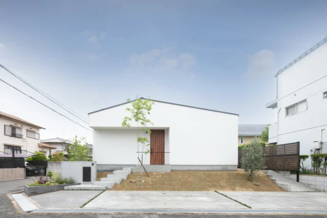 素材を活かす

ー
hospitality housing

-おもてなしの心を住まいにも-

自然と調和しながら、住まう人々を優しく包み込んでくれる住まい。
それこそが、時を経ても変わらない普遍的な本当の心地良さを育んでくれると考えています。

心を穏やかにしながら、ゆっくりと大切な時間を住み重ねられる、それが私たちイロハの家づくりです。

—————————————

■iroha (@iroha_architects)
奈良県奈良市西木辻町200-23
Tel: 0742-26-7111

—————————————

■モデルハウス
奈良県奈良市「西大寺の家」
奈良県生駒市「生駒スタジオ」

ご来場予約はHPまたはお電話にて受け付けております。

—————————————

■施工エリア
奈良県、京都府南部、大阪東部、滋賀県南部、三重県南部など

—————————————
#塗り壁 #住まい #建築 #注文住宅 #平屋