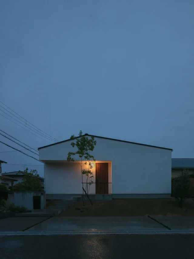 塗りの表情

ー
hospitality housing

-おもてなしの心を住まいにも-

自然と調和しながら、住まう人々を優しく包み込んでくれる住まい。
それこそが、時を経ても変わらない普遍的な本当の心地良さを育んでくれると考えています。

心を穏やかにしながら、ゆっくりと大切な時間を住み重ねられる、それが私たちイロハの家づくりです。

—————————————

■iroha (@iroha_architects)
奈良県奈良市西木辻町200-23
Tel: 0742-26-7111

—————————————

■モデルハウス
奈良県奈良市「西大寺の家」
奈良県生駒市「生駒スタジオ」

ご来場予約はHPまたはお電話にて受け付けております。

—————————————

■施工エリア
奈良県、京都府南部、大阪東部、滋賀県南部、三重県南部など

—————————————
#塗り壁 #設計 #建築 #漆喰 #平屋