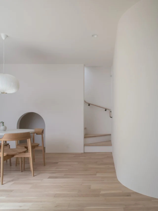 空間をつなぐ

ー
hospitality housing

-おもてなしの心を住まいにも-

自然と調和しながら、住まう人々を優しく包み込んでくれる住まい。
それこそが、時を経ても変わらない普遍的な本当の心地良さを育んでくれると考えています。

心を穏やかにしながら、ゆっくりと大切な時間を住み重ねられる、それが私たちイロハの家づくりです。

—————————————

■iroha (@iroha_architects)
奈良県奈良市西木辻町200-23
Tel: 0742-26-7111

—————————————

■モデルハウス
奈良県奈良市「西大寺の家」
奈良県生駒市「生駒スタジオ」

ご来場予約はHPまたはお電話にて受け付けております。

—————————————

■施工エリア
奈良県、京都府南部、大阪東部、滋賀県南部、三重県南部など

—————————————
#塗り壁 #設計 #建築 #2階建て #ダイニング