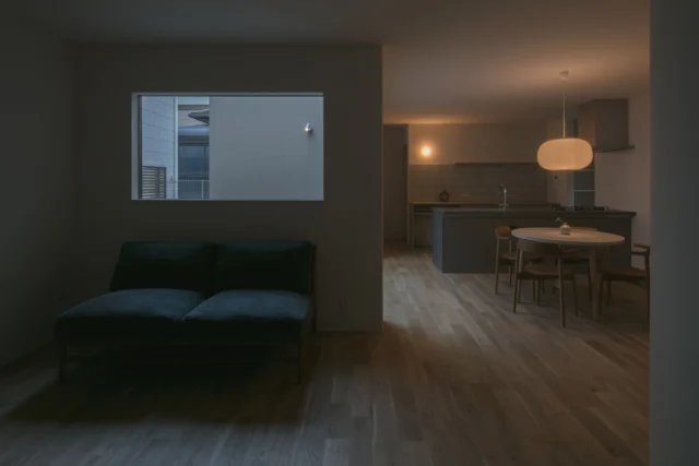 夜が好きになる

ー
hospitality housing

-おもてなしの心を住まいにも-

自然と調和しながら、住まう人々を優しく包み込んでくれる住まい。
それこそが、時を経ても変わらない普遍的な本当の心地良さを育んでくれると考えています。

心を穏やかにしながら、ゆっくりと大切な時間を住み重ねられる、それが私たちイロハの家づくりです。

—————————————

■iroha (@iroha_architects)
奈良県奈良市西木辻町200-23
Tel: 0742-26-7111

—————————————

■モデルハウス
奈良県奈良市「西大寺の家」
奈良県生駒市「生駒スタジオ」

ご来場予約はHPまたはお電話にて受け付けております。

—————————————

■施工エリア
奈良県、京都府南部、大阪東部、滋賀県南部、三重県南部など

—————————————
#塗り壁 #設計 #建築 ＃#注文住宅  #リビング