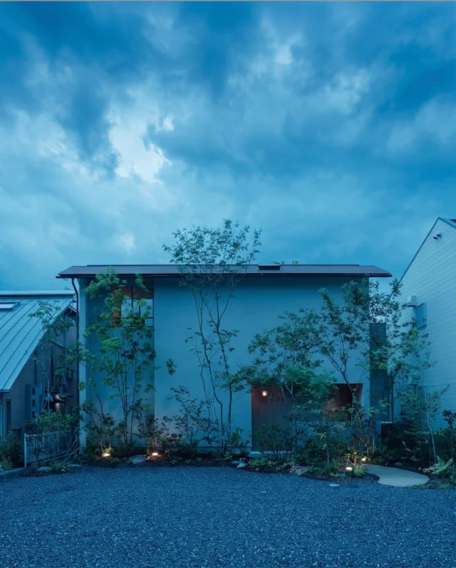 表情を変える

photo @tatsuyatabii 

ー
hospitality housing

-おもてなしの心を住まいにも-

自然と調和しながら、住まう人々を優しく包み込んでくれる住まい。
それこそが、時を経ても変わらない普遍的な本当の心地良さを育んでくれると考えています。

心を穏やかにしながら、ゆっくりと大切な時間を住み重ねられる、それが私たちイロハの家づくりです。

—————————————

■iroha (@iroha_architects)
奈良県奈良市西木辻町200-23
Tel: 0742-26-7111

—————————————

■モデルハウス
奈良県奈良市「西大寺の家」
奈良県生駒市「生駒スタジオ」

ご来場予約はHPまたはお電話にて受け付けております。

—————————————

■施工エリア
奈良県、京都府南部、大阪東部、滋賀県南部、三重県南部など

—————————————
#塗り壁  #設計 #建築 #2階建て  #外観