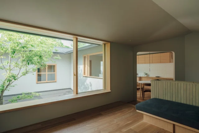 光を招く

photo @tatsuyatabii 

ー
hospitality housing

-おもてなしの心を住まいにも-

自然と調和しながら、住まう人々を優しく包み込んでくれる住まい。
それこそが、時を経ても変わらない普遍的な本当の心地良さを育んでくれると考えています。

心を穏やかにしながら、ゆっくりと大切な時間を住み重ねられる、それが私たちイロハの家づくりです。

—————————————

■iroha (@iroha_architects)
奈良県奈良市西木辻町200-23
Tel: 0742-26-7111

—————————————

■モデルハウス
奈良県奈良市「西大寺の家」
奈良県生駒市「生駒スタジオ」

ご来場予約はHPまたはお電話にて受け付けております。

—————————————

■施工エリア
奈良県、京都府南部、大阪東部、滋賀県南部、三重県南部など

—————————————
#塗り壁  #設計 #建築 #中庭のある暮らし  #リビング
