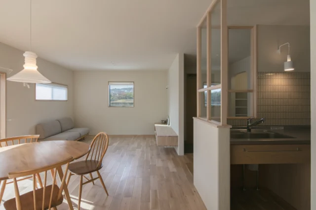 あたたかな空間

ー
hospitality housing

-おもてなしの心を住まいにも-

自然と調和しながら、住まう人々を優しく包み込んでくれる住まい。
それこそが、時を経ても変わらない普遍的な本当の心地良さを育んでくれると考えています。

心を穏やかにしながら、ゆっくりと大切な時間を住み重ねられる、それが私たちイロハの家づくりです。

—————————————

■iroha (@iroha_architects)
奈良県奈良市西木辻町200-23
Tel: 0742-26-7111

—————————————

■モデルハウス
奈良県奈良市「西大寺の家」
奈良県生駒市「生駒スタジオ」

ご来場予約はHPまたはお電話にて受け付けております。

—————————————

■施工エリア
奈良県、京都府南部、大阪東部、滋賀県南部、三重県南部など

—————————————
#塗り壁  #設計 #建築 #平屋  #リビング