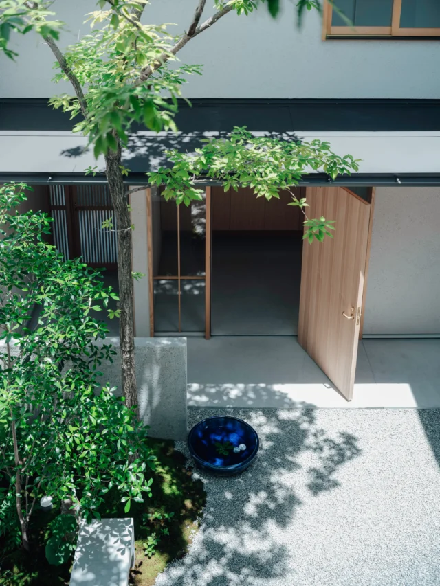 帰りたくなる場所

photo @tatsuyatabii 

ー
hospitality housing

-おもてなしの心を住まいにも-

自然と調和しながら、住まう人々を優しく包み込んでくれる住まい。
それこそが、時を経ても変わらない普遍的な本当の心地良さを育んでくれると考えています。

心を穏やかにしながら、ゆっくりと大切な時間を住み重ねられる、それが私たちイロハの家づくりです。

—————————————

■iroha (@iroha_architects)
奈良県奈良市西木辻町200-23
Tel: 0742-26-7111

—————————————

■モデルハウス
奈良県奈良市「西大寺の家」
奈良県生駒市「生駒スタジオ」

ご来場予約はHPまたはお電話にて受け付けております。

—————————————

■施工エリア
奈良県、京都府南部、大阪東部、滋賀県南部、三重県南部など

—————————————
#塗り壁  #設計 #建築 #中庭のある暮らし #玄関