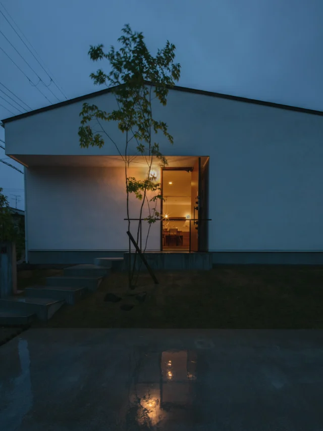 時間とともに表情が変わる

ー
hospitality housing

-おもてなしの心を住まいにも-

自然と調和しながら、住まう人々を優しく包み込んでくれる住まい。
それこそが、時を経ても変わらない普遍的な本当の心地良さを育んでくれると考えています。

心を穏やかにしながら、ゆっくりと大切な時間を住み重ねられる、それが私たちイロハの家づくりです。

—————————————

■iroha (@iroha_architects)
奈良県奈良市西木辻町200-23
Tel: 0742-26-7111

—————————————

■モデルハウス
奈良県奈良市「西大寺の家」
奈良県生駒市「生駒スタジオ」

ご来場予約はHPまたはお電話にて受け付けております。

—————————————

■施工エリア
奈良県、京都府南部、大阪東部、滋賀県南部、三重県南部など

—————————————
#塗り壁  #設計 #建築 #外観 #平屋