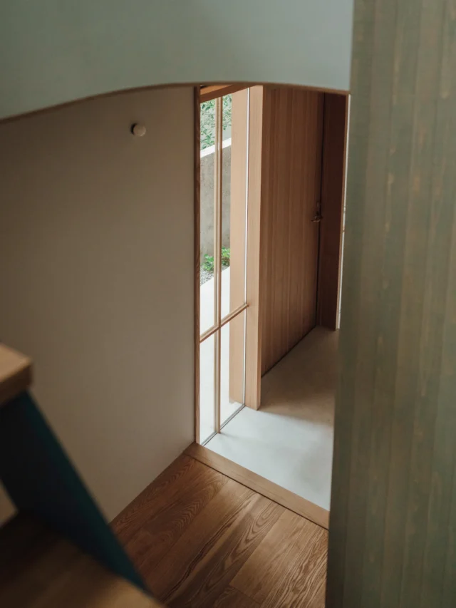 光と影の表情を楽しむ

photo @tatsuyatabii 

ー
hospitality housing

-おもてなしの心を住まいにも-

自然と調和しながら、住まう人々を優しく包み込んでくれる住まい。
それこそが、時を経ても変わらない普遍的な本当の心地良さを育んでくれると考えています。

心を穏やかにしながら、ゆっくりと大切な時間を住み重ねられる、それが私たちイロハの家づくりです。

—————————————

■iroha (@iroha_architects)
奈良県奈良市西木辻町200-23
Tel: 0742-26-7111

—————————————

■モデルハウス
奈良県奈良市「西大寺の家」
奈良県生駒市「生駒スタジオ」

ご来場予約はHPまたはお電話にて受け付けております。

—————————————

■施工エリア
奈良県、京都府南部、大阪東部、滋賀県南部、三重県南部など

—————————————
#塗り壁  #設計 #建築 #注文住宅 #玄関